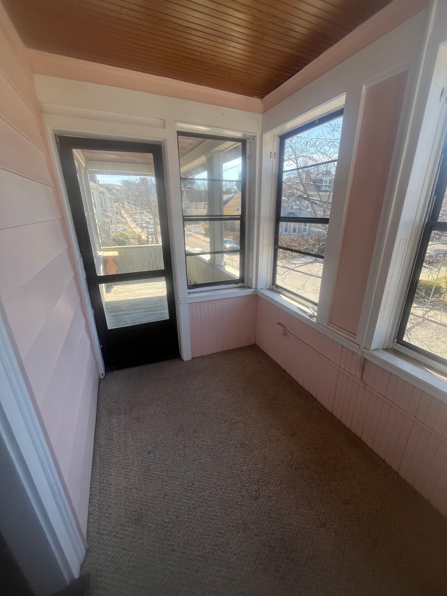 Bonus living in sun porch and open porch - 91 Dustin St