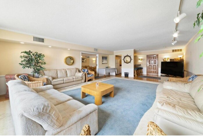 Party Room - 4371 Wilshire Blvd