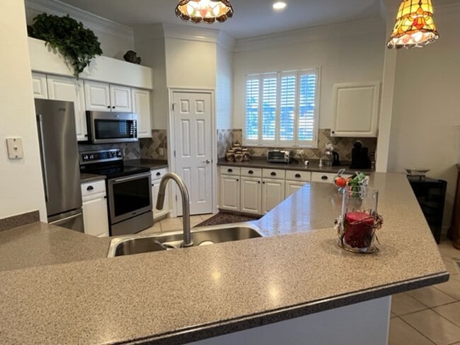 Building Photo - 12561 Lake Run Dr