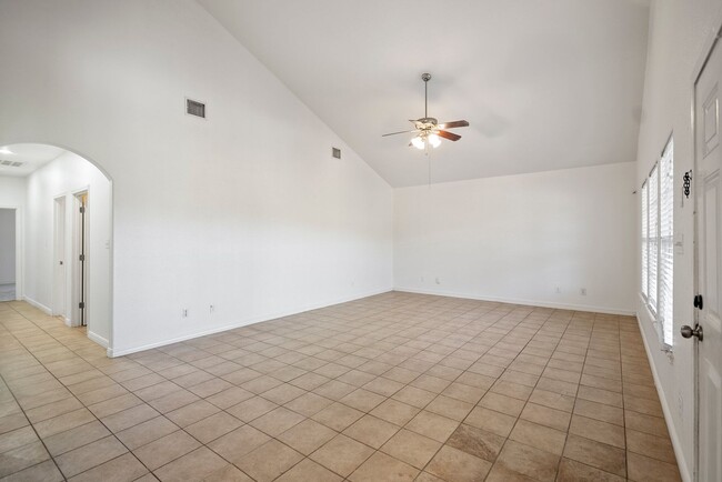 Building Photo - New Rental!!