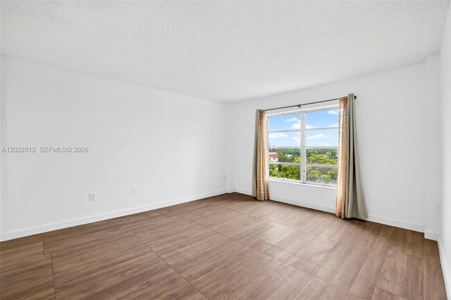 Building Photo - 4174 Inverrary Dr