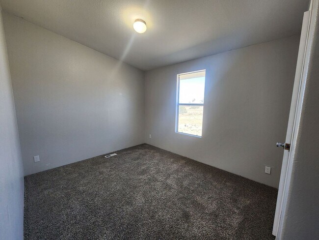 Building Photo - Large 3 Bedroom in Hansen Track