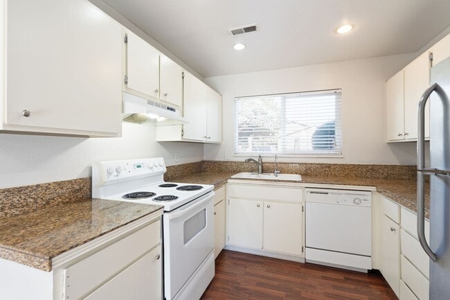 Building Photo - 2 bedroom, 1 bathroom in Loveland.