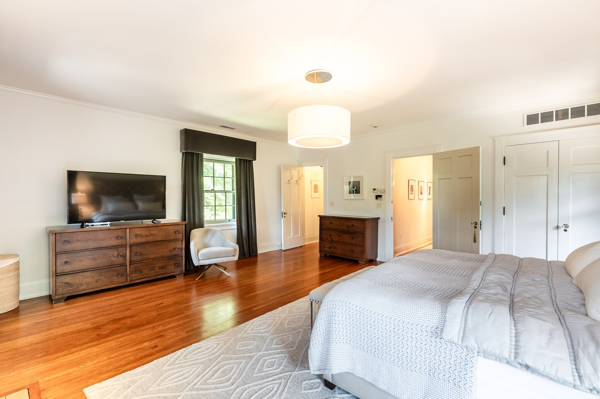 2 built-in closets and bath adjoin. - 4061 Beechwood Ave