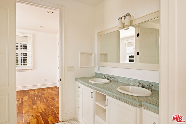 Building Photo - 765 N Almar Ave