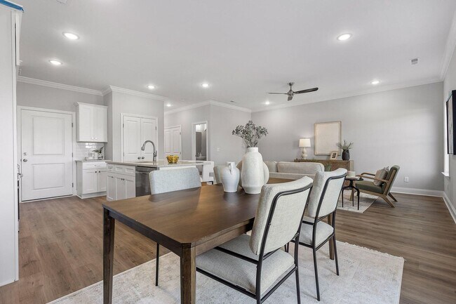 Building Photo - NEW 2 Bedroom Townhome in Cleveland!