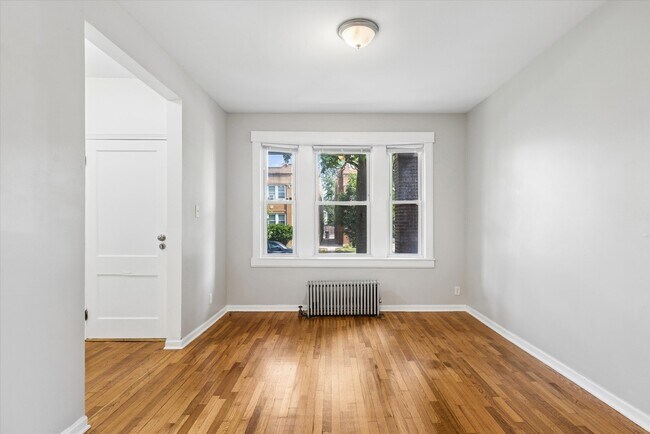 Building Photo - 5147 W Cullom Ave