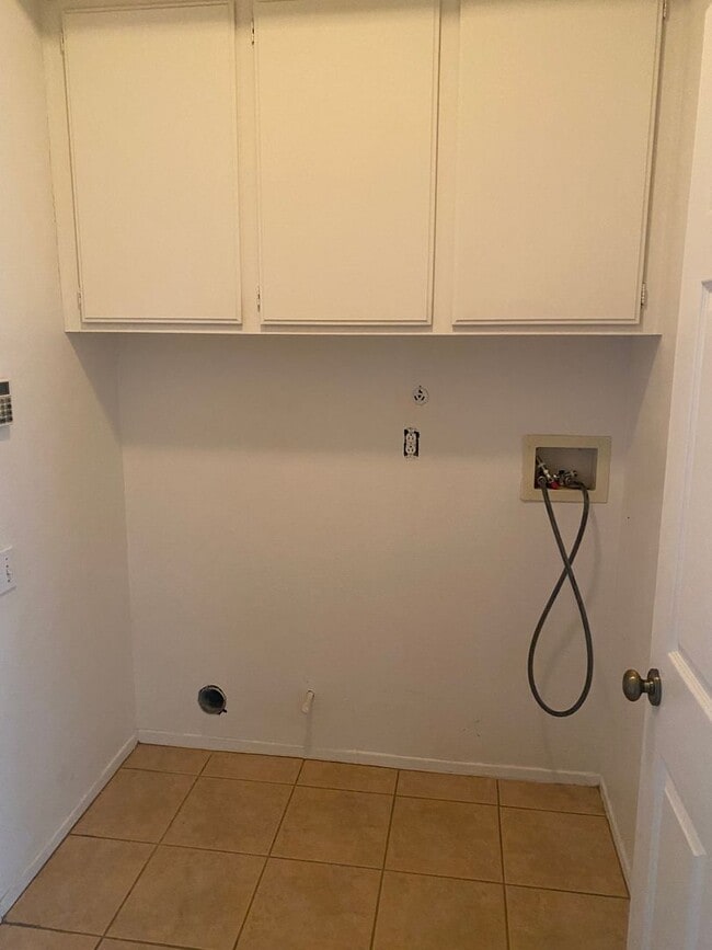Building Photo - 2 Story 4 bed, 2 1/2 bath home in Simi Valley!