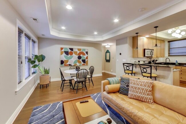 Building Photo - 528 W Cornelia Ave