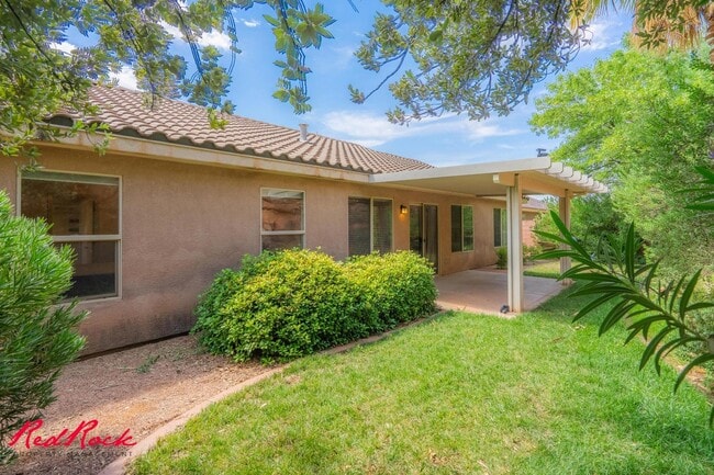 Building Photo - Partially Furnished 3 Bedroom Home with Co...