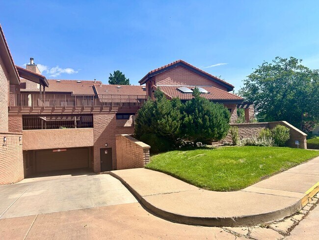 Building Photo - Spacious 2Bd/2.5Ba Luxury Loft-Style Condo...