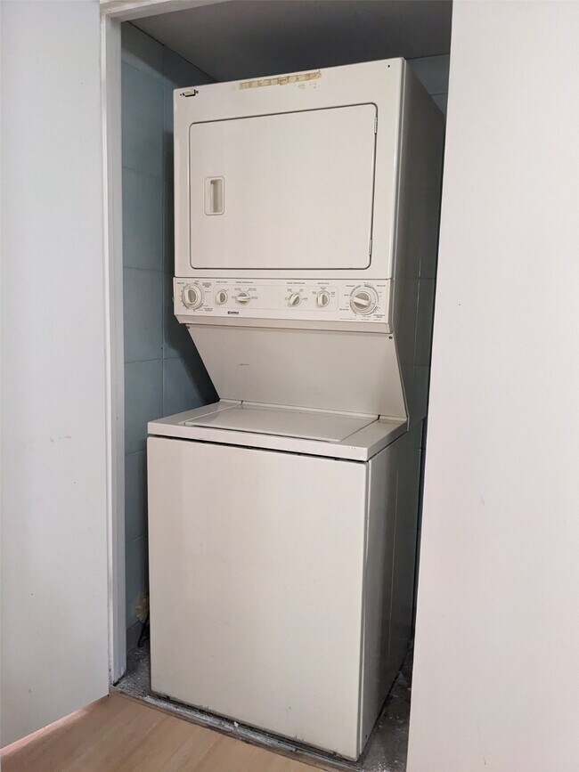 Building Photo - 8055 Cambridge St