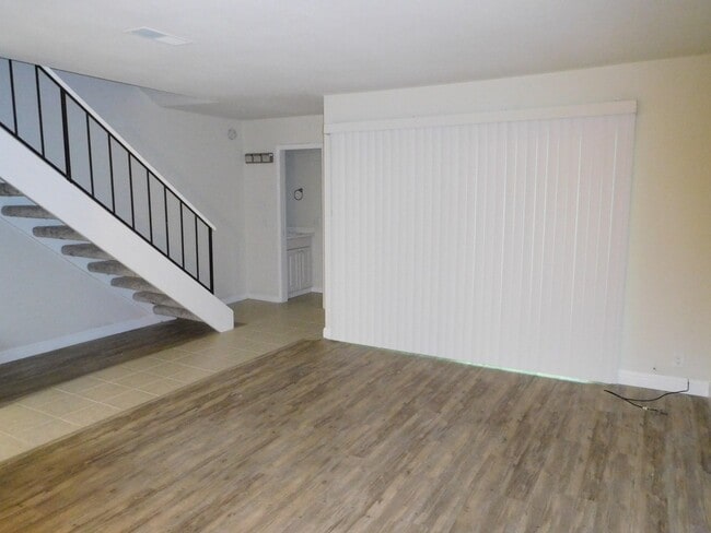 Building Photo - 2 bedroom, 1 1/2 bath, Roundtree Court in the Greenhaven area
