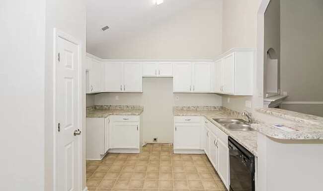 Spacious bright kitchen with great space for storage! - 1426 Carlton Ridge Dr