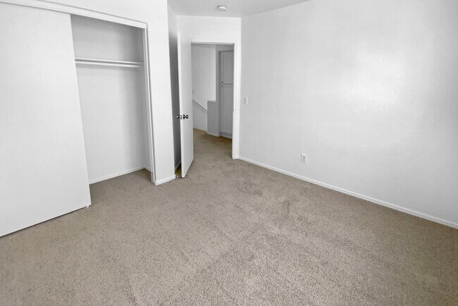 Building Photo - 10928 Vista Ave