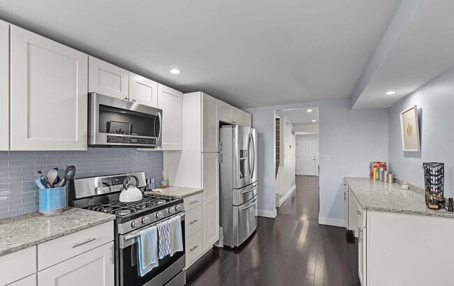 Building Photo - Beautiful 2 Bedroom Home on Verbeke St