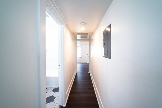 Building Photo - 1020 N Kingsley Dr