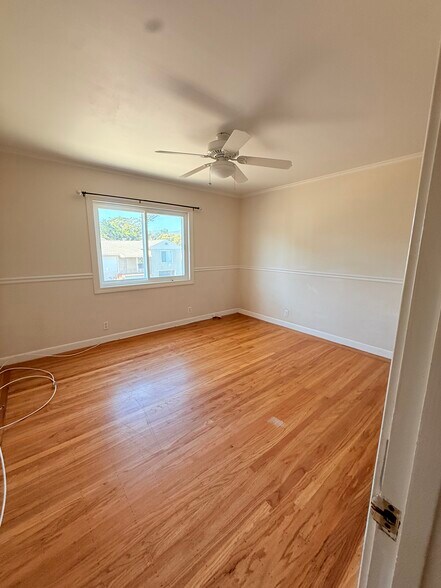 Building Photo - 215 Hazelwood Dr