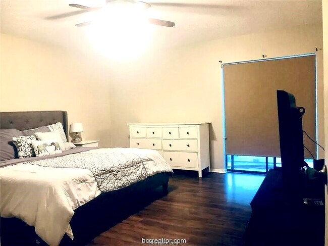 Building Photo - 1004 Crestwood Dr