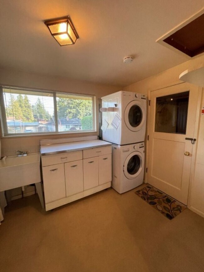 Building Photo - 3Bd/1.75Ba Shoreline House