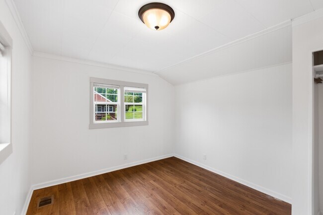 Building Photo - 2123 Fenwood Dr