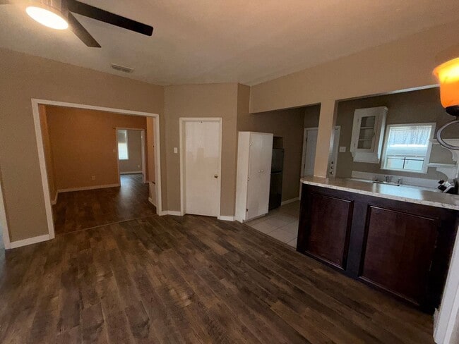 Building Photo - Charming 3-bedroom, 1-bath home is conveniently located with quick access to grocery stores, rest...