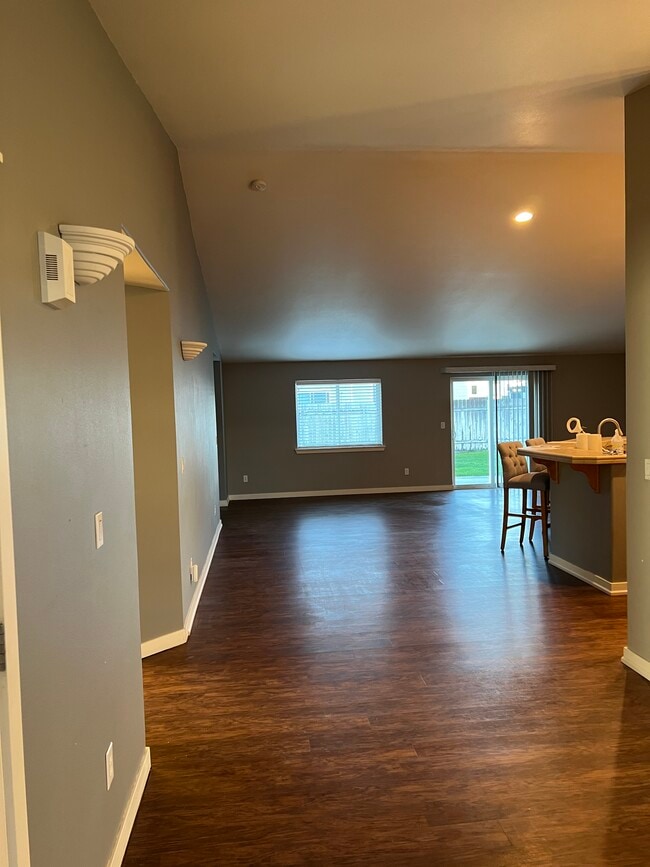 Building Photo - 4412 Valencia Dr