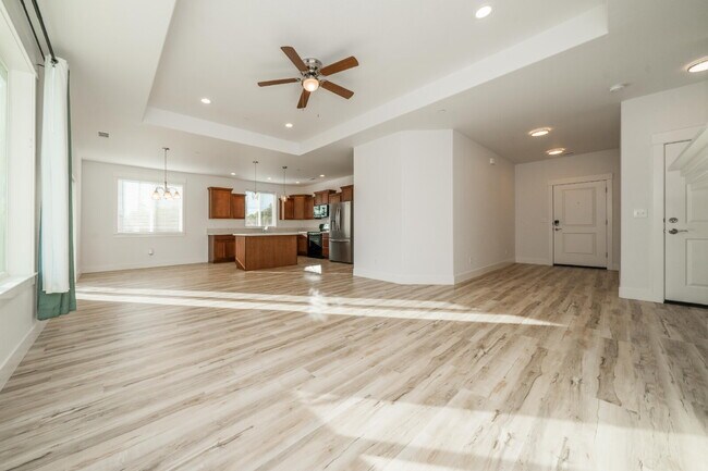 Building Photo - Modern 3-Bed / 2-Bath Home in Redding- Dog...