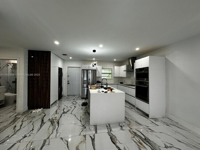 Building Photo - 106 SE 4th Ave