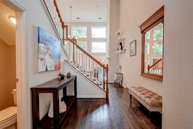 Building Photo - 1547 Cortlandt St