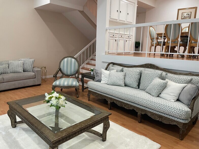 Living Room - 5271 Newcastle Ave