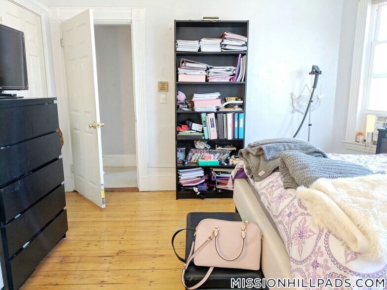 Building Photo - 168 Hillside St