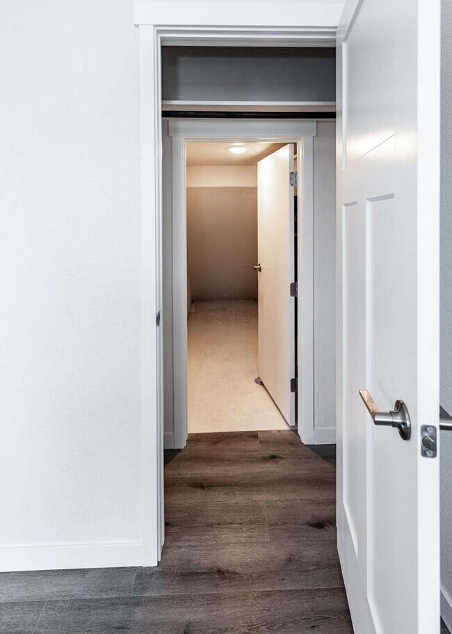 Building Photo - End Unit 3 BedTownhome in Mountain Shadows