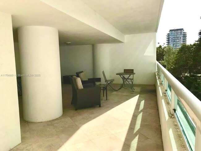 Building Photo - 1800 N Bayshore Dr