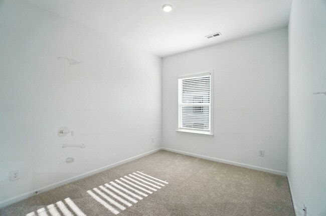 Building Photo - Brand-new three-story townhome in the Univ...