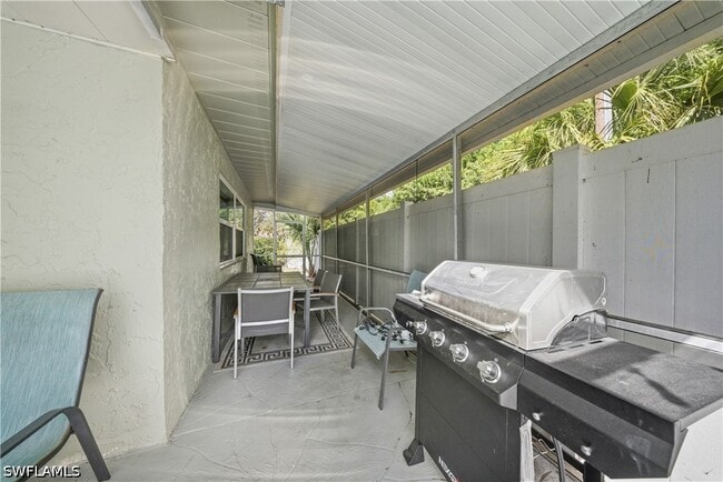 Building Photo - 2473 Poinciana St