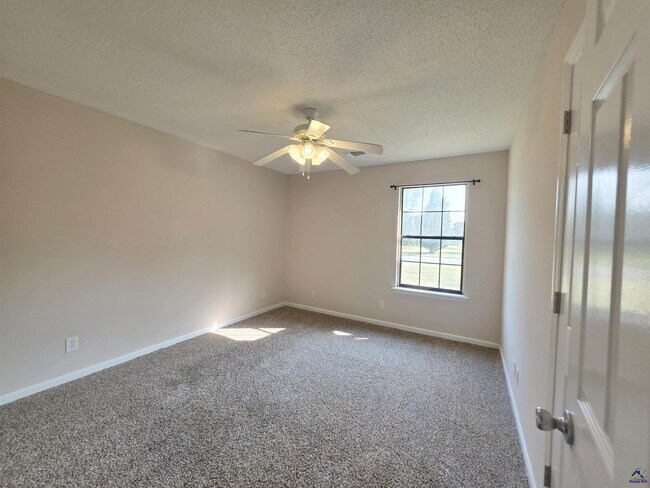 Building Photo - 501 Fieldstone Rd