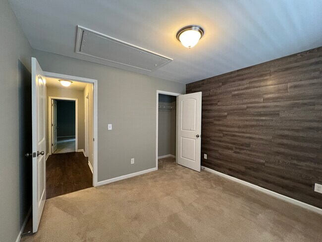 Building Photo - 2198 Laurens Dr