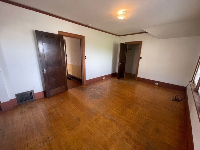 Building Photo - Beautiful 4 Bedroom Home - Free August Rent!!