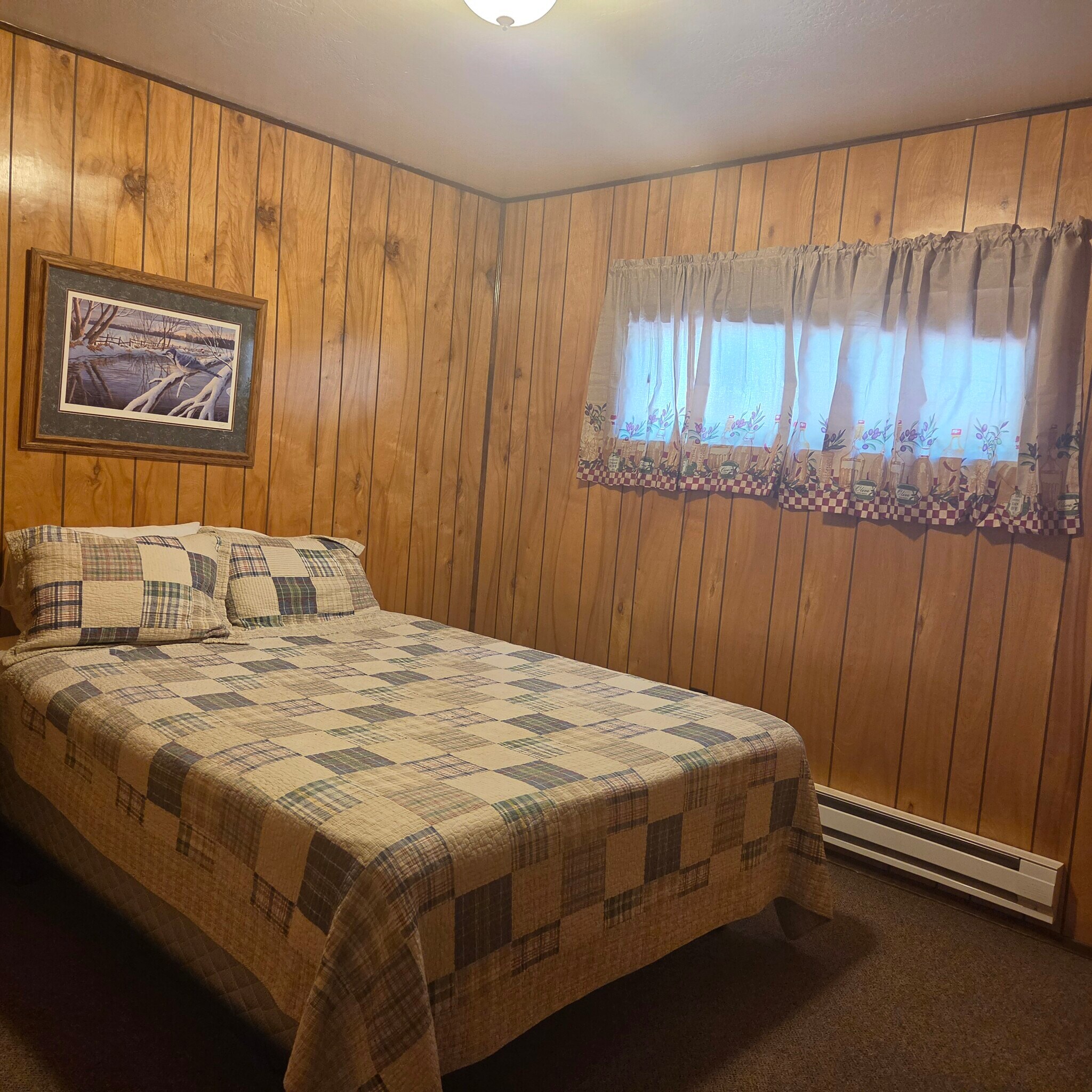 Cabin 7 Bedroom #1 - 165 E White Mountain Blvd
