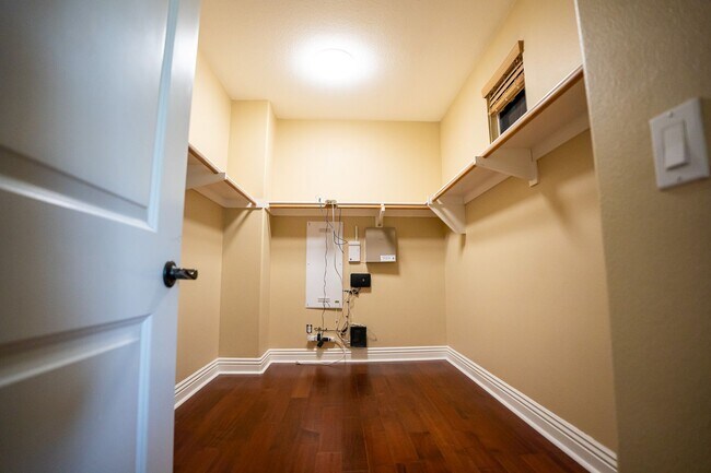 Building Photo - Exceptional estate Located In the highly desirable College Park Community.