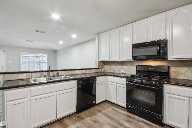 Building Photo - 8210 Radial Ct