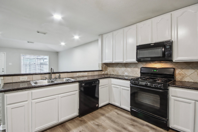 Building Photo - 8210 Radial Ct