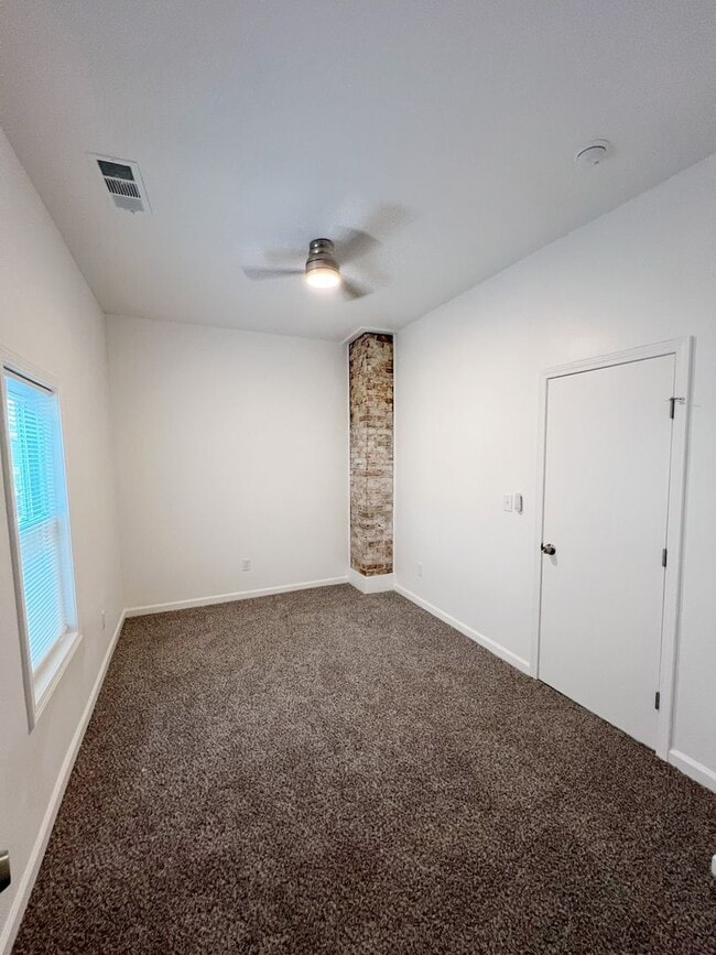 Building Photo - COMING SOON: Beautiful home in KCK!