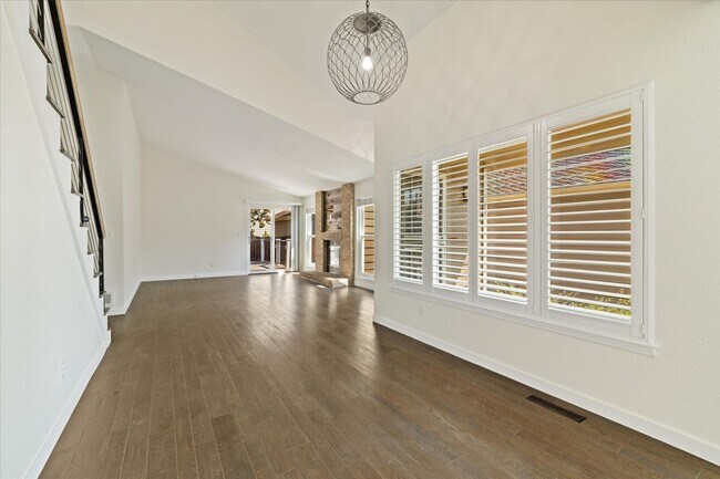 Building Photo - Amazing 4 bedroom, 3 bath home right by St...