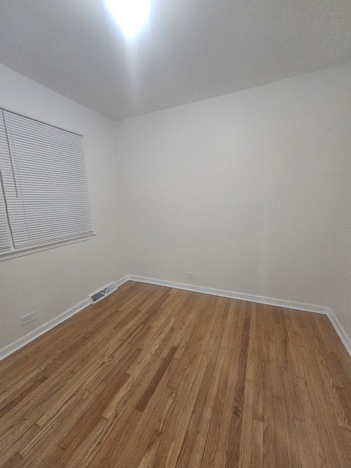 3 bedrooms in main floor - 4405 N Keokuk Ave