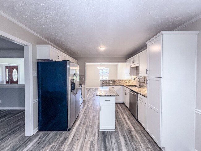 Building Photo - Charming 3 Bed 2.5 Bath Fayetteville Home