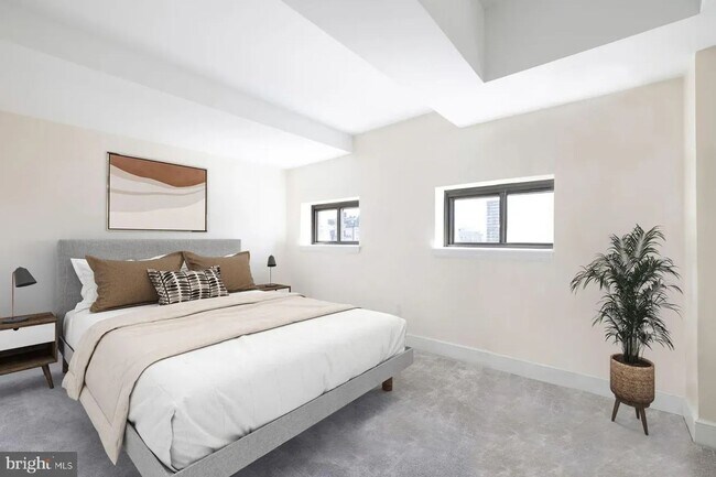 Building Photo - Spacious 4-Bedroom Residence with In-Unit Laundry in Center City