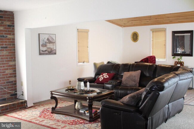 Building Photo - 219 Meadow Dr