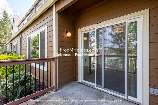 Building Photo - Cozy Two Bedroom Townhome in Tualatin! Upd...